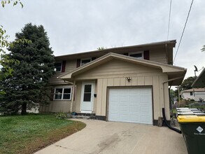 Building Photo - Spacious 5-Bedroom Home for Rent in Sioux ...