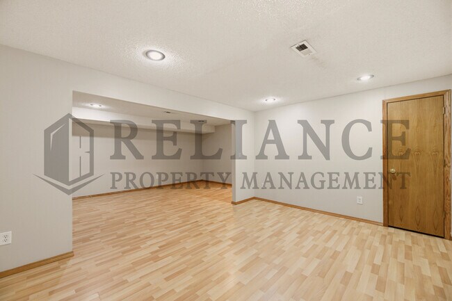 Building Photo - 2770 N Parkridge Ct