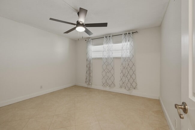 Building Photo - 681 S Hollybrook Dr