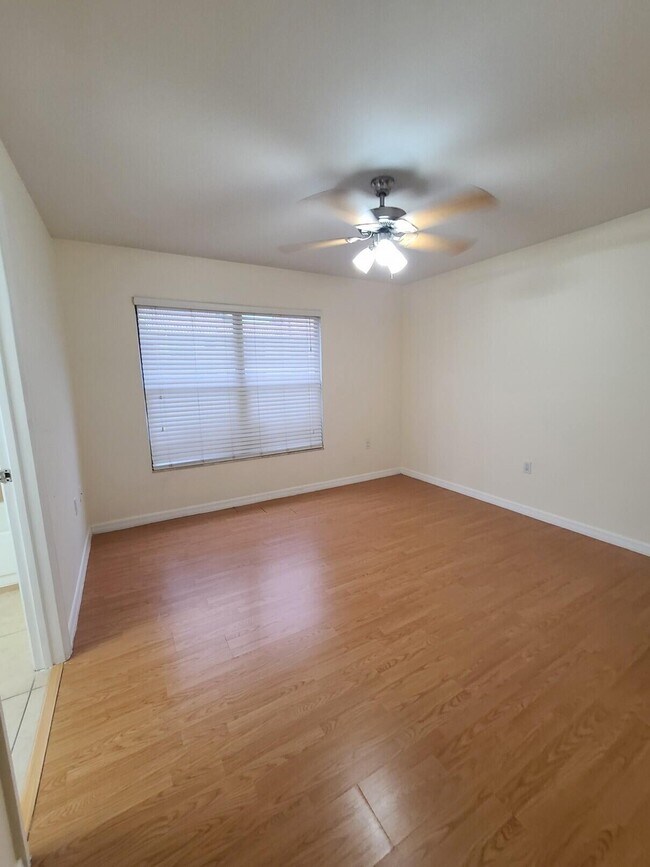 Building Photo - 1547 Lake Crystal Dr