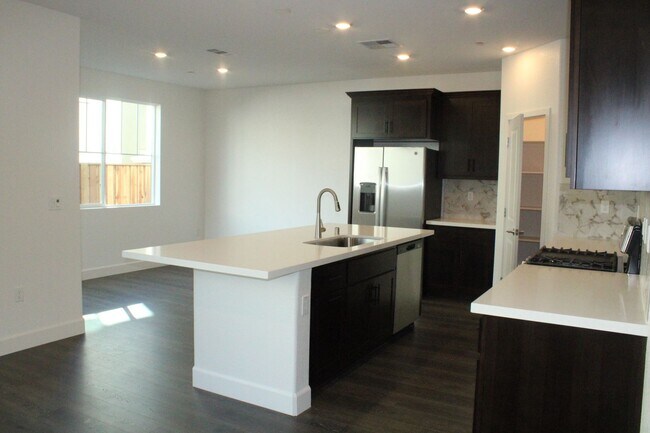 Building Photo - ***PENDING*** 4 Bedroom / 3 Bath House with Solar in San Marco Community-Close to Bart!