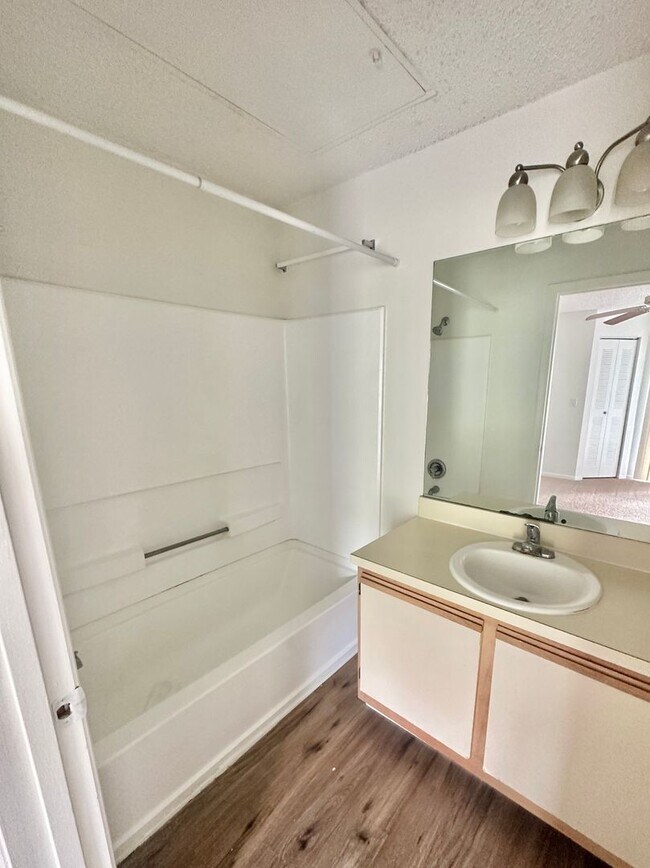 Building Photo - Beautiful 1 bed 1 bath condo in pristine l...