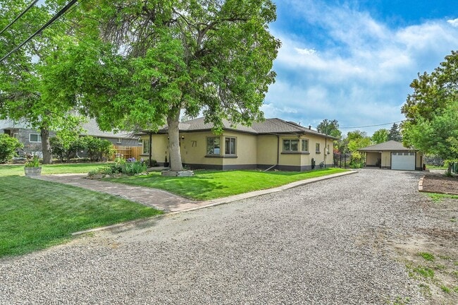 Primary Photo - 3 bedroon 1.5 bath home with amazing yard ...