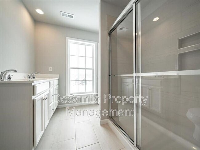 Building Photo - 1451 Hastings Cres