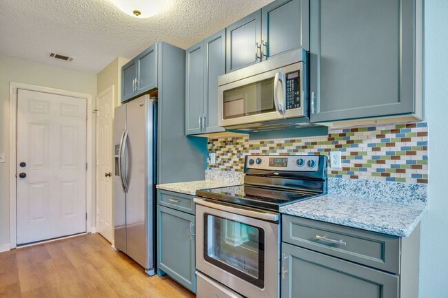 Building Photo - Spacious 3 Bedroom home