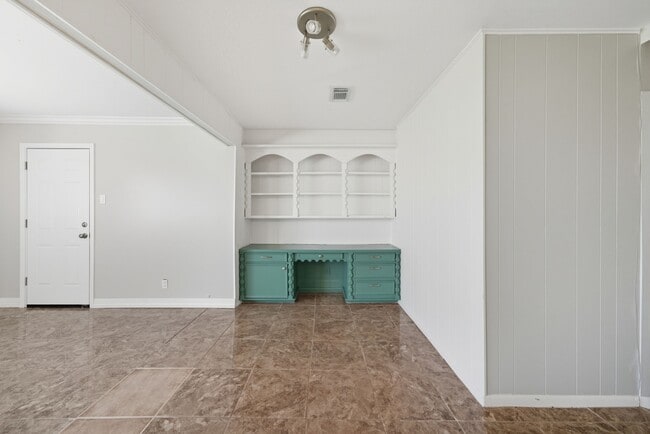 Building Photo - 2527 Roy Cir