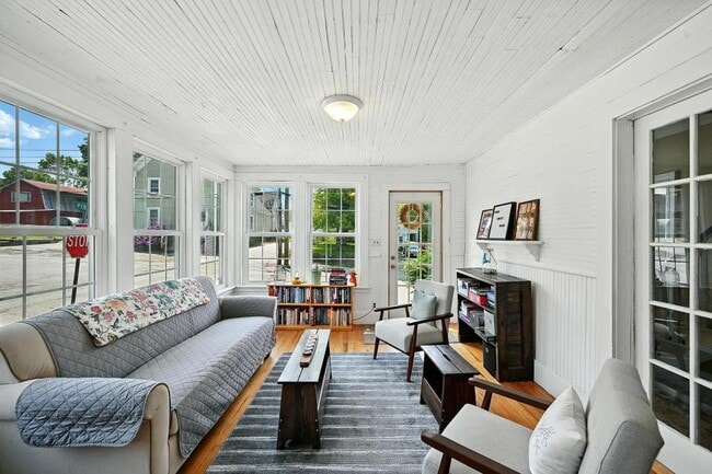 Building Photo - 14 Maple St