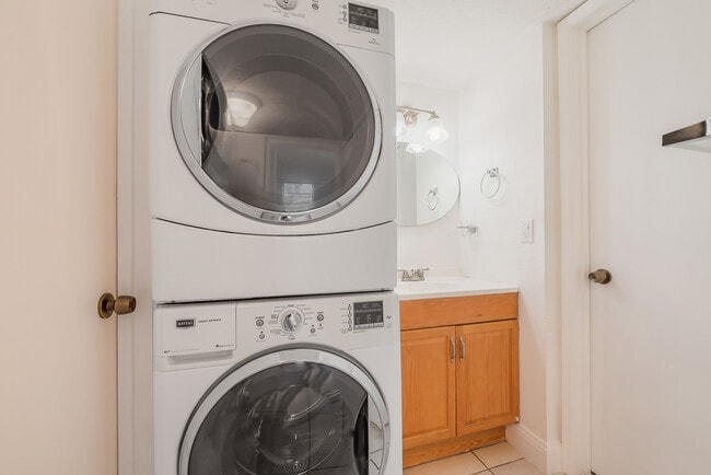 Building Photo - 8860 Fontainebleau Blvd