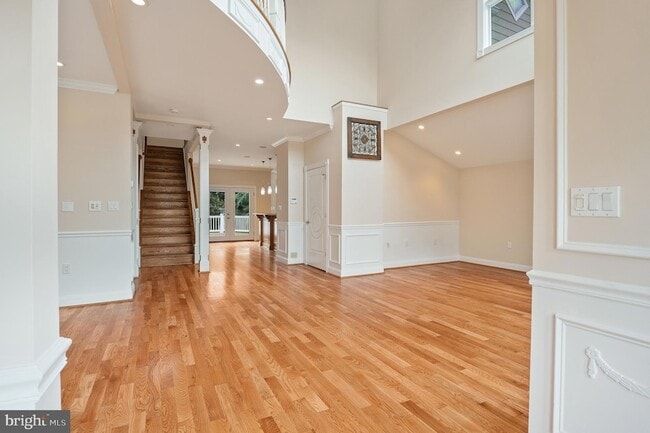 Building Photo - 5905 Lone Oak Dr