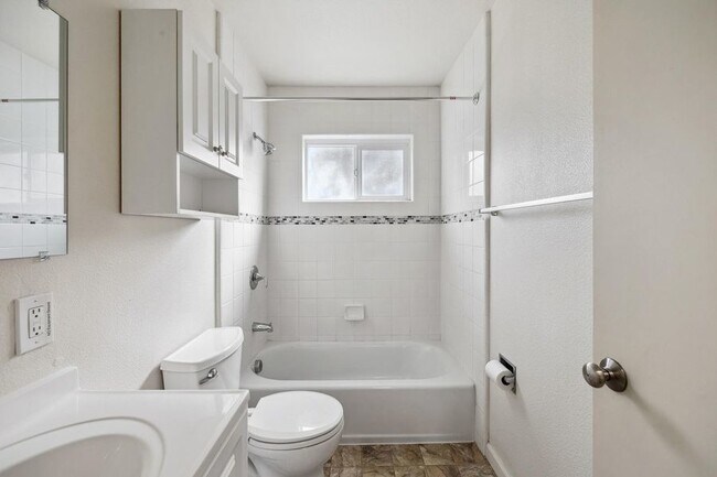 Building Photo - 897 Northrup St