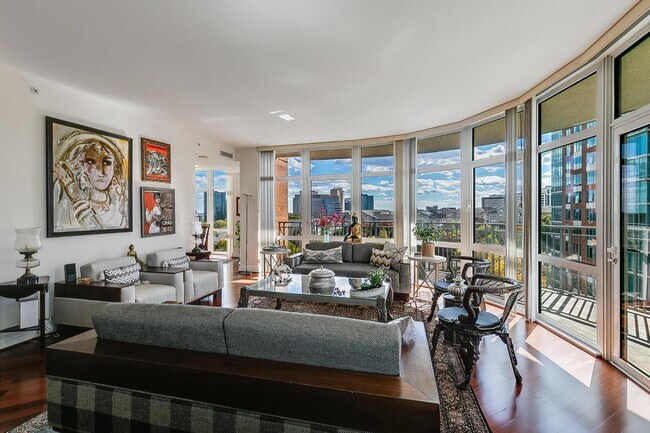 Building Photo - 8220 Crestwood Heights Dr