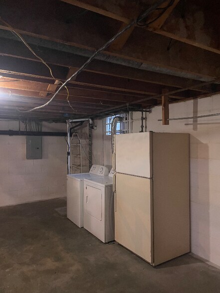 Building Photo - 409 Bond St