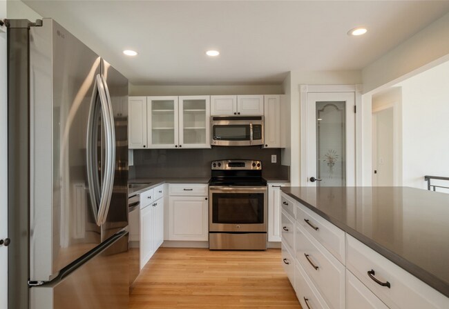 Building Photo - Elegant 4 bed home with Lake Sammamish Vie...