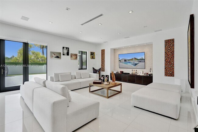 Building Photo - 2600 SW 128th Ct