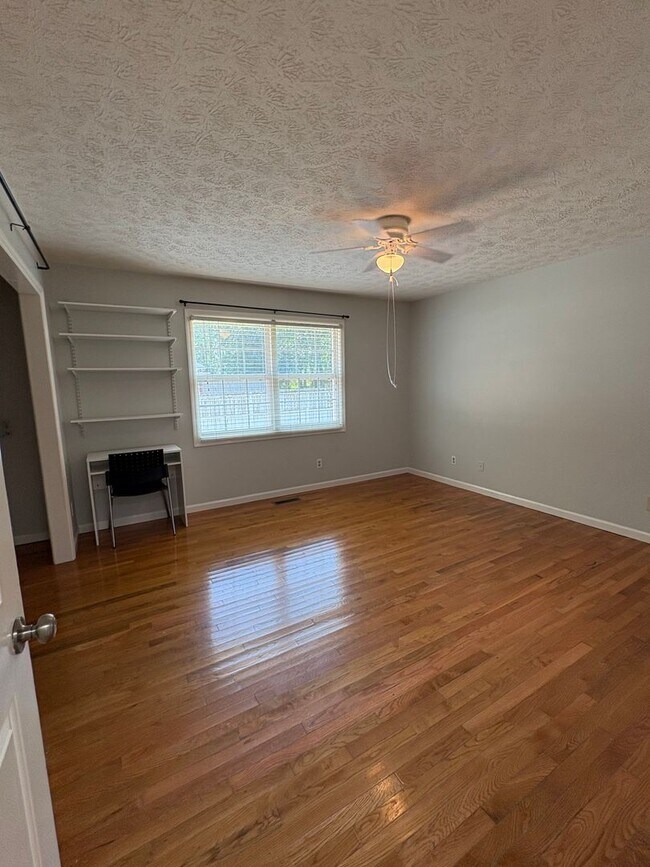 Building Photo - 671 Circle Dr