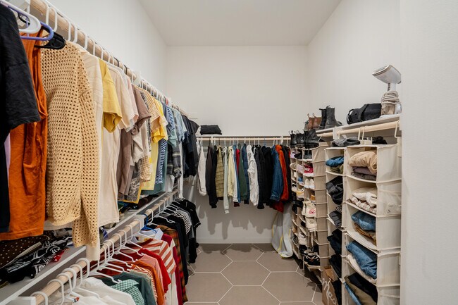Principal Walk in closet - 26939 Goldfinch Ln