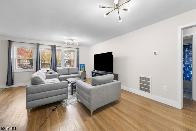 Building Photo - 22 Crescent Ct