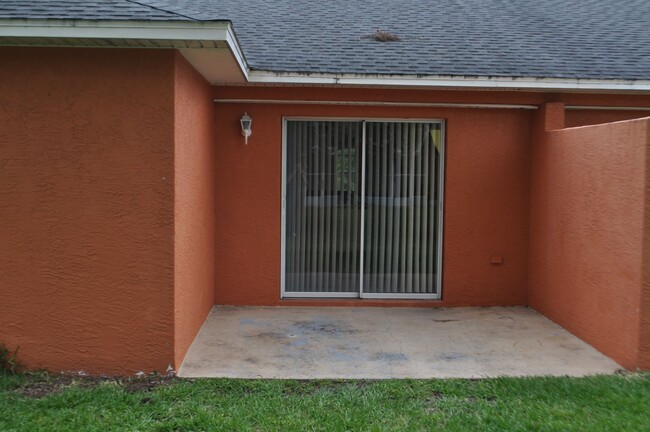 Building Photo - Pine Grove Duplex, Side B