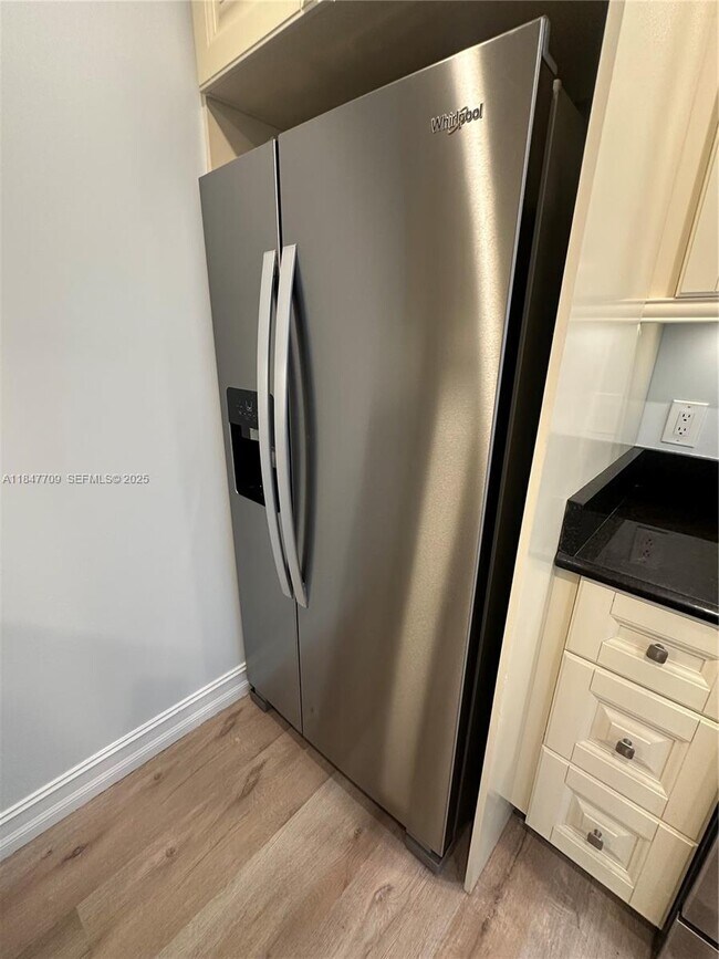 Building Photo - 4027 Swansea Crescent