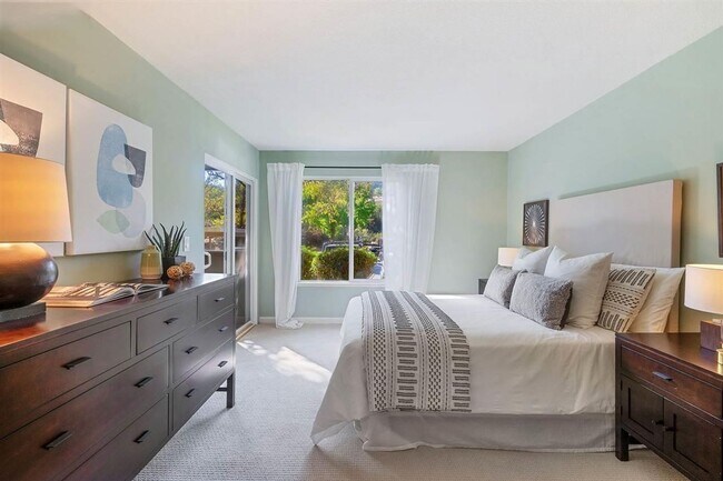 Building Photo - Resort Style Oakland Condo with Private Terrace