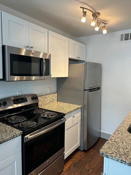 Building Photo - 4633 Fairmount St