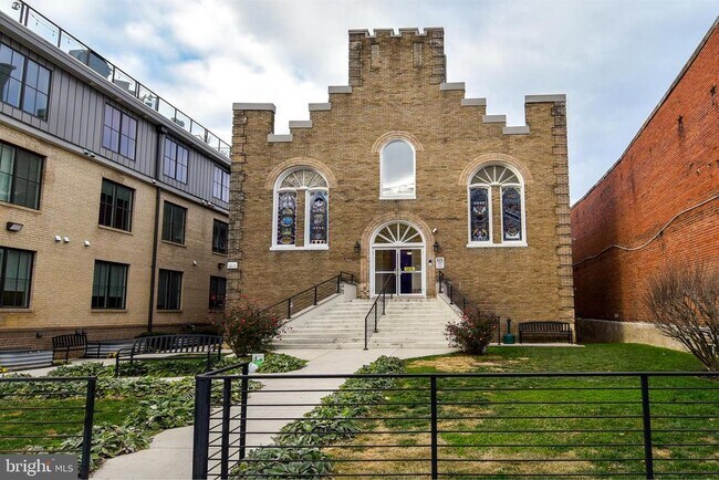 Building Photo - 625 Park Rd NW