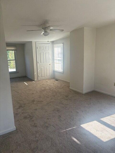 Building Photo - "Charming 3-Bed Townhouse with 2.5 Baths i...