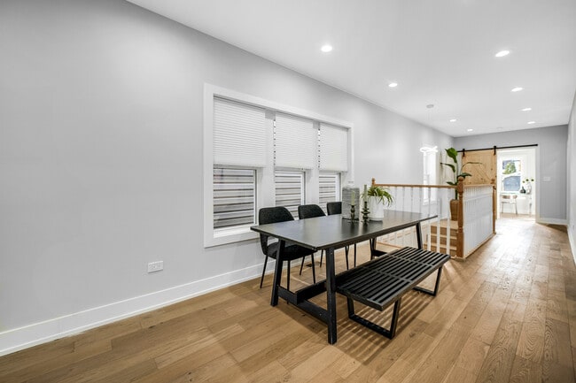 Building Photo - 4721 W Warwick Ave