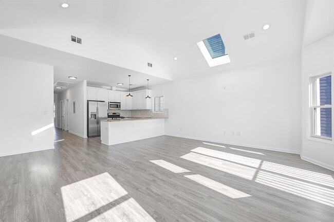 Building Photo - 62 Hutton St