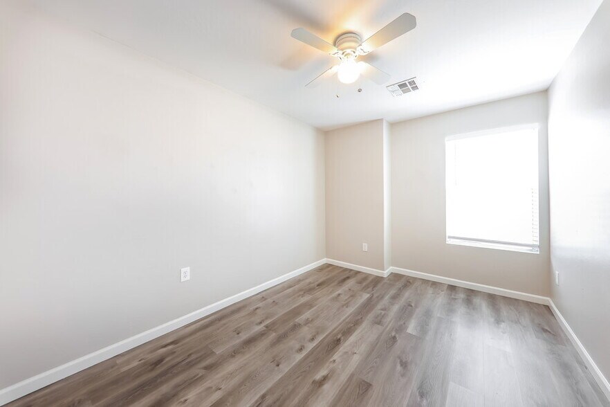 Building Photo - 1306 S 119th Dr