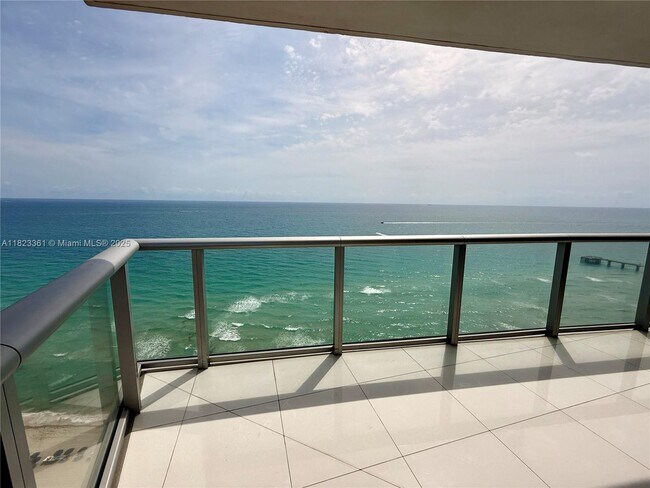 Building Photo - 17001 Collins Ave