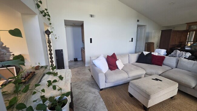 Building Photo - Beautiful home on the Shadowridge Golf Course