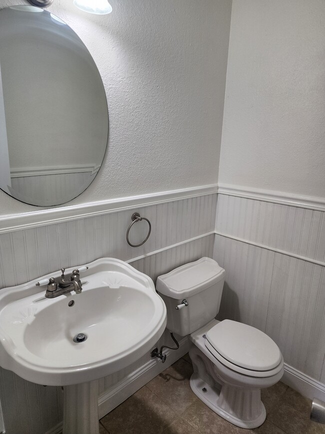 Building Photo - 807 S Jones Ln