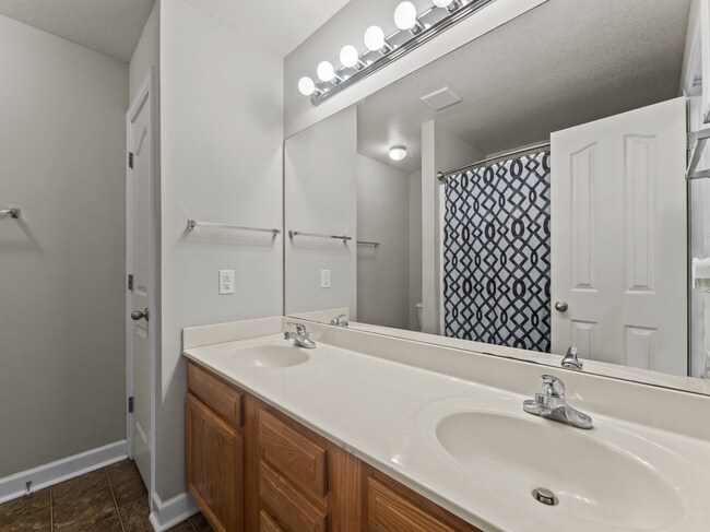 Building Photo - 603 Streamwood Dr