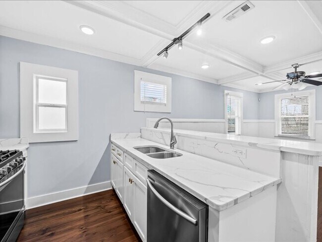 Building Photo - 2 Bedroom, 2 Bath Home with ADU Downtown Charleston!