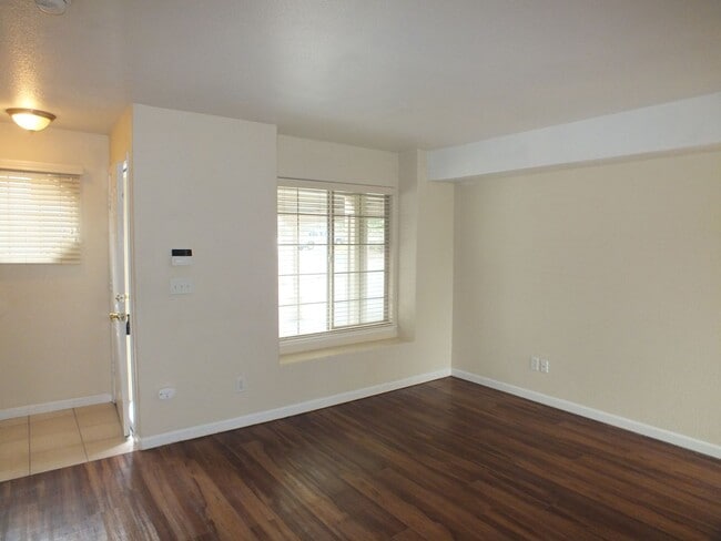 Building Photo - Cameron Park 2/1.5 townhouse style apt