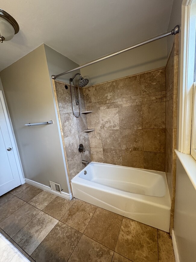 Building Photo - 2395 Bernadine Dr