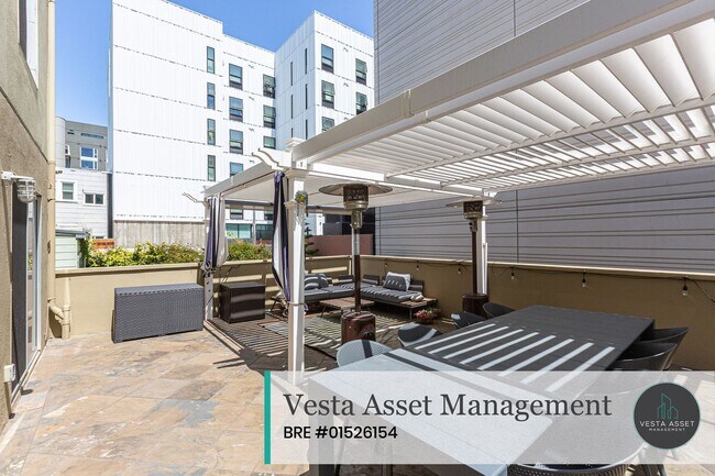 Building Photo - SPACIOUS TOP FLOOR 3 BED/2.5 BATH CONDO WI...