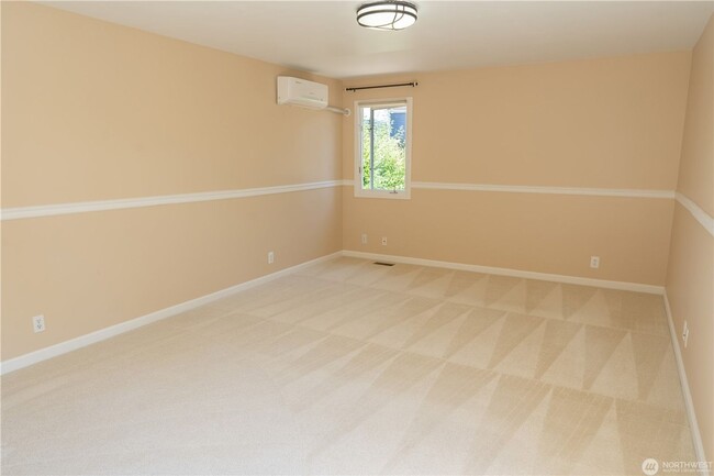 Building Photo - 4B/2.5Ba Bellevue House