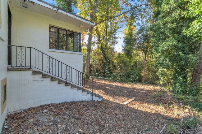 Building Photo - Beautifully Maintained 3BR/1BA Residence Near Downtown Spartanburg