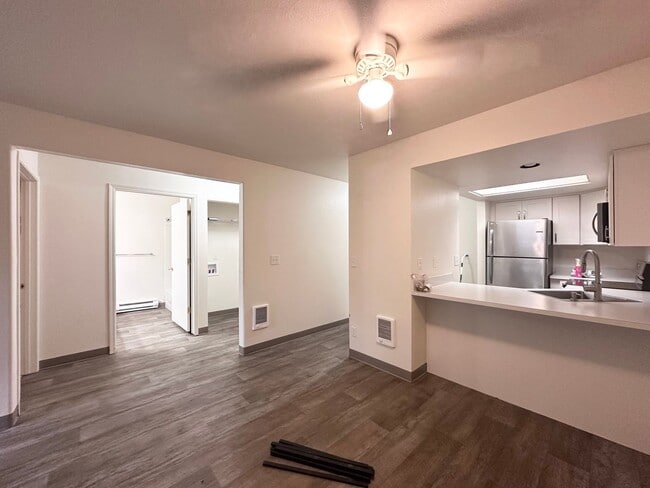 Building Photo - 2 Bedroom 1 Bath with utilities included!