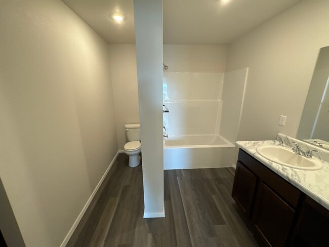 Building Photo - Now Pre-Leasing — Comfortable 3 Bedroom, 2 Bath Living in Barberry Court