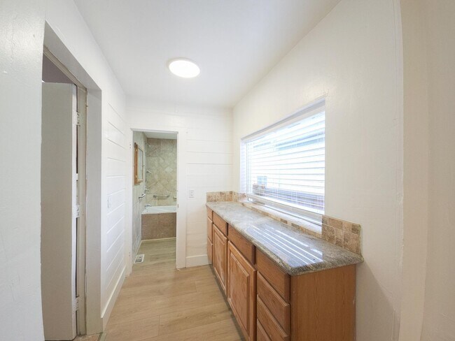 Building Photo - 4 bed 3 bath Single-family Home in Glenview/Lower Diamond area of Oakland