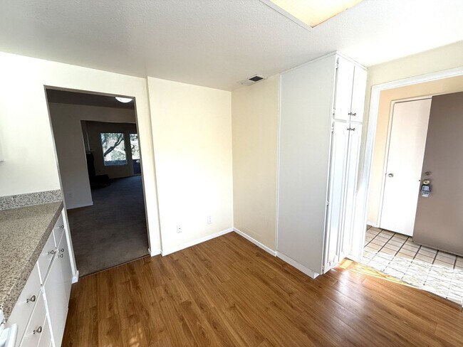 Building Photo - 5 Oak Crest Ct