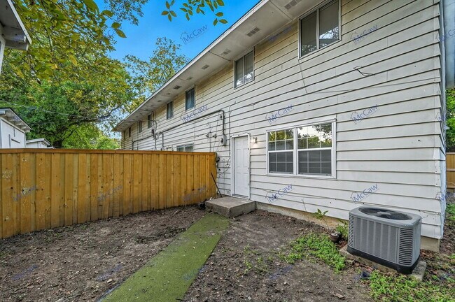 Building Photo - 616 Moore St