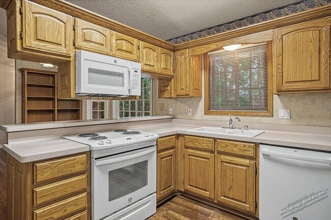 Building Photo - Spacious 3-Bedroom Home for Long-Term Lease in Hot Springs Village