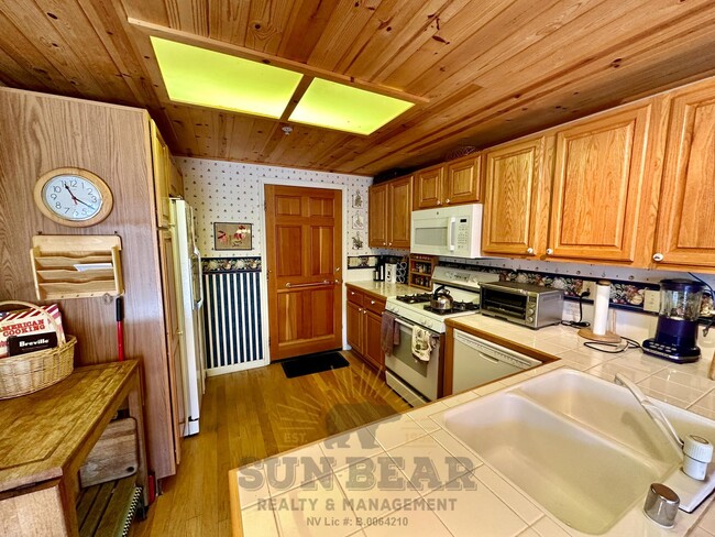 Building Photo - Cozy 2 Bedroom with side lake and Diamond ...