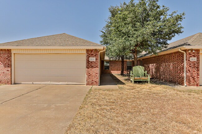Building Photo - 3 Bedroom Duplex