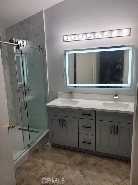 Building Photo - 18885 Oakview Way