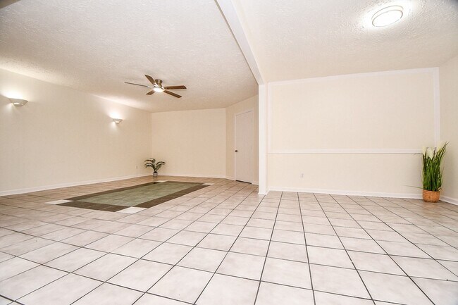 Building Photo - 16823 Cobble Ridge Dr